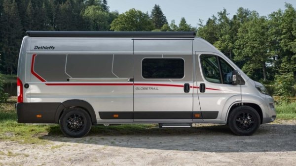 Специалистът по превозни средства за свободното показа  в Дюселдорф първия модел от гамата Camper Van на Globetrail с падащо легло. Благодарение на повдигащото устройство на голямото надлъжно легло, този кемпер увеличава пространството за съхранение в задната част. С две допълнителни опционални легла се превръща в истински рай за четирима души. С дължина до 2000 мм, ширина 1560, матрак със студена пяна с дебелина 11 cm, сгъваемото легло, монтирано надлъжно в задната част, предлага най-добрия комфорт при спане за двама. В основата на автомобила е новият Fiat Ducato, оборудван с надеждния двигател Multijet 3 с мощност 140 к.с. Каталожна цена от 64 110 евро.